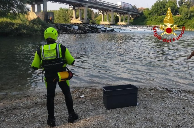 Si tuffa nel Brenta e scompare sotto gli occhi della moglie: 27enne trovato morto poco dopo