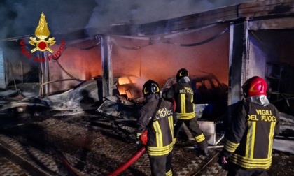 Trebaseleghe, video e foto degli otto garage andati a fuoco nella notte