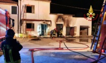 Paura nella notte a Ospedaletto Euganeo, brucia la casa di corte: anziana salvata dai familiari