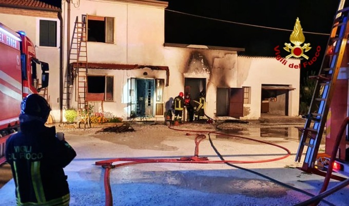 Paura nella notte a Ospedaletto Euganeo, brucia la casa di corte: anziana salvata dai familiari