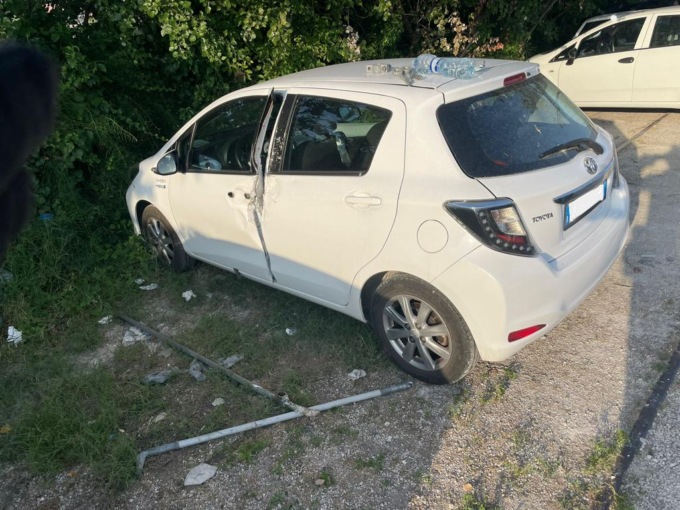 Finge di essere il proprietario dell’auto che sta cercando di rubare, arrestato a Padova