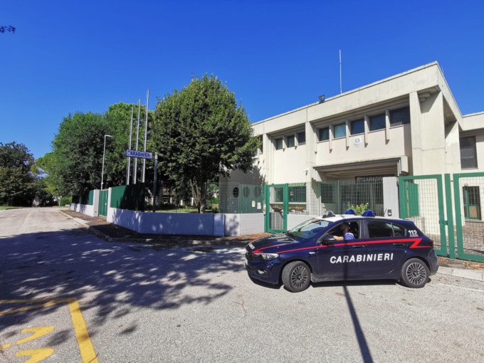 Il compagno “aguzzino” e stalker esce dalla porta e rientra dalla finestra, ma alla fine viene arrestato