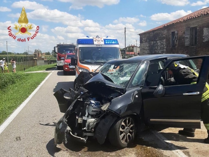 Si schianta con l’auto a Montagnana e resta incastrata tra le lamiere