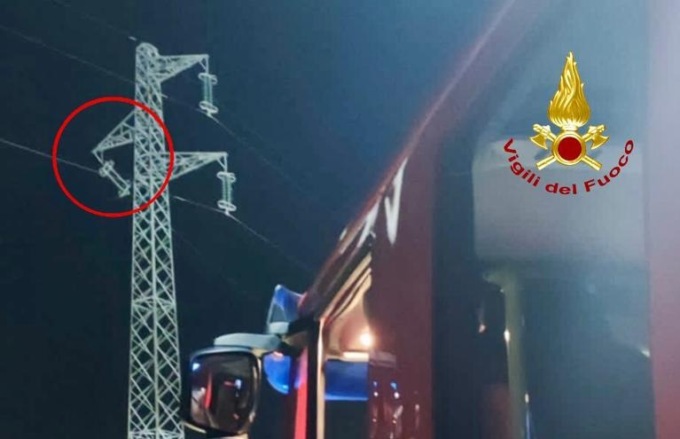 Si stacca un cavo dell’alta tensione da un traliccio, paura a Due Carrare