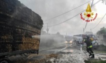 In fumo 100 quintali di balle di fieno a Piove di Sacco, vigili del fuoco al lavoro fino a notte fonda