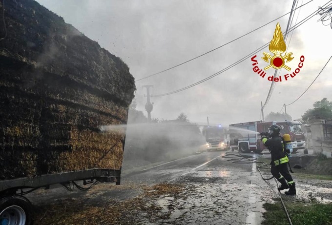 In fumo 100 quintali di balle di fieno a Piove di Sacco, vigili del fuoco al lavoro fino a notte fonda