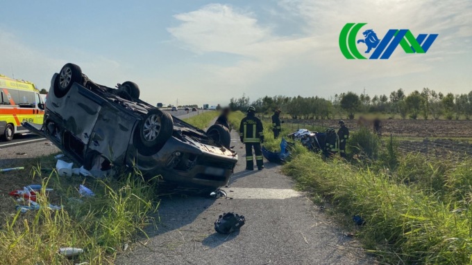 Grave incidente in A4, due auto cappottate e quattro feriti: fino a 5 chilometri di coda