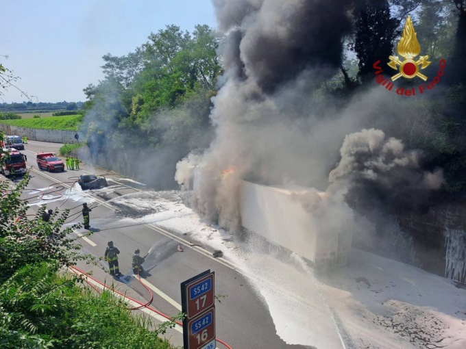 Schianto tra auto e camion nella bergamasca, la vettura prende fuoco: morto carbonizzato medico padovano