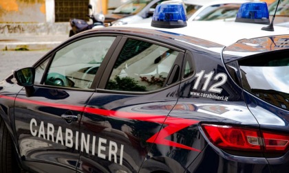 Ubriaco e senza biglietto scatena il panico sul bus, poi aggredisce i Carabinieri