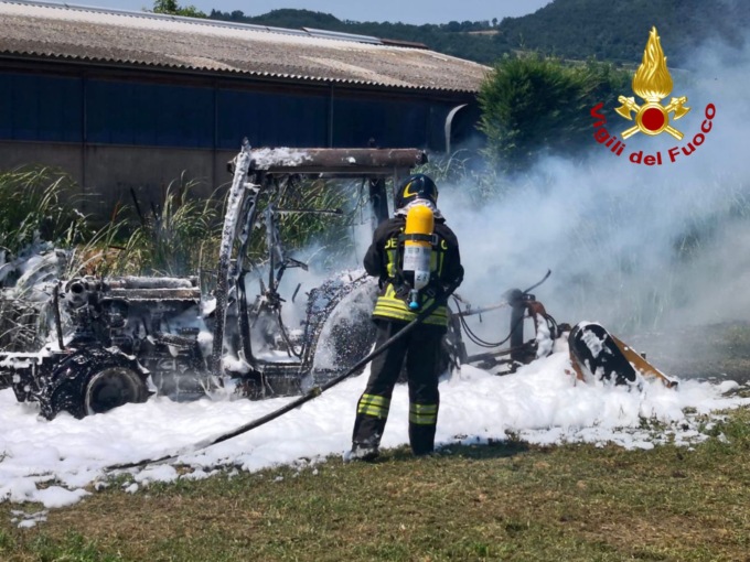 Trattore in fiamme a Baone, all’arrivo dei pompieri il mezzo agricolo era ormai distrutto