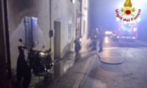Le moto in strada hanno preso fuoco, un attimo dopo le fiamme hanno raggiunto i balconi di un'abitazione 
