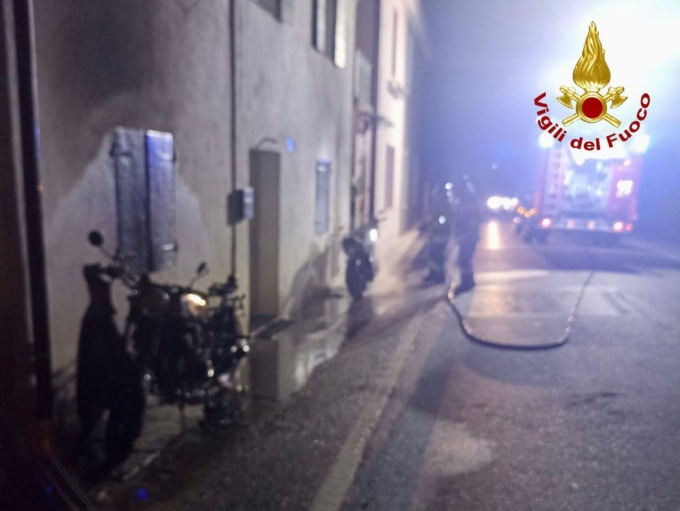 Le moto in strada hanno preso fuoco, un attimo dopo le fiamme hanno raggiunto i balconi di un’abitazione 