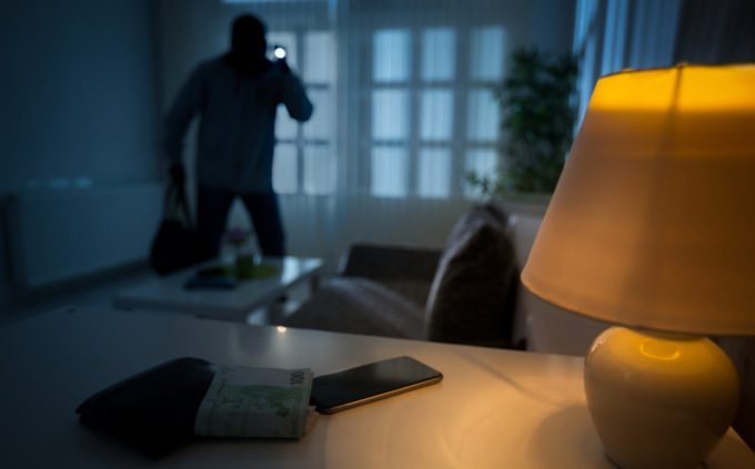 Con l’app sul cellulare vedono i ladri in casa mentre loro sono in vacanza: chiamano i carabinieri e li fanno arrestare