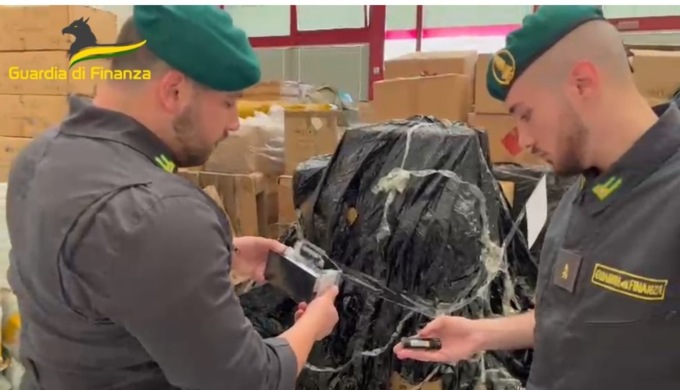 Padova, sequestrati 10 milioni di prodotti infiammabili non sicuri e oltre 620 portachiavi tarocchi “Squid Game”