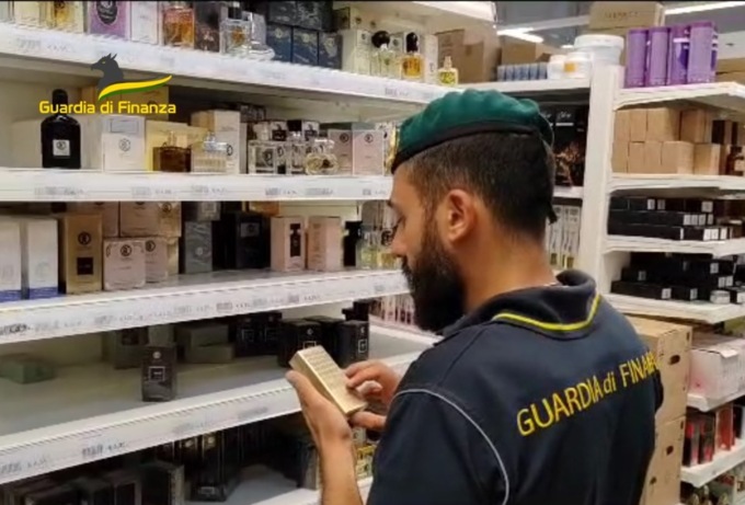 Nei prodotti cosmetici e nei profumi c’era una sostanza dannosa per la salute: maxi sequestro a Padova