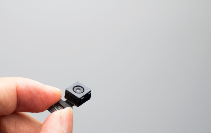 Con una micro videocamera spiava la collega di lavoro quando andava in bagno
