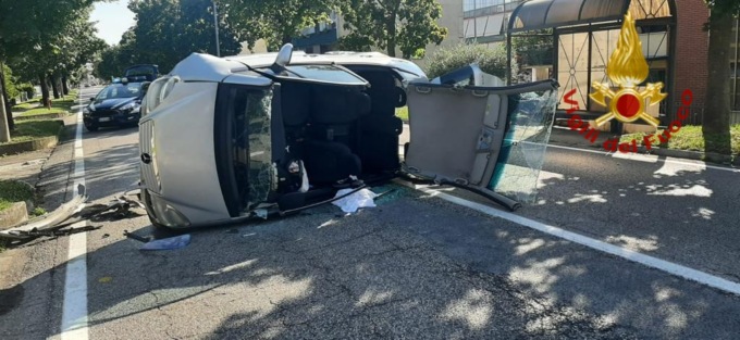 Camposampiero, perde il controllo dell’auto e si rovescia: ferita la conducente