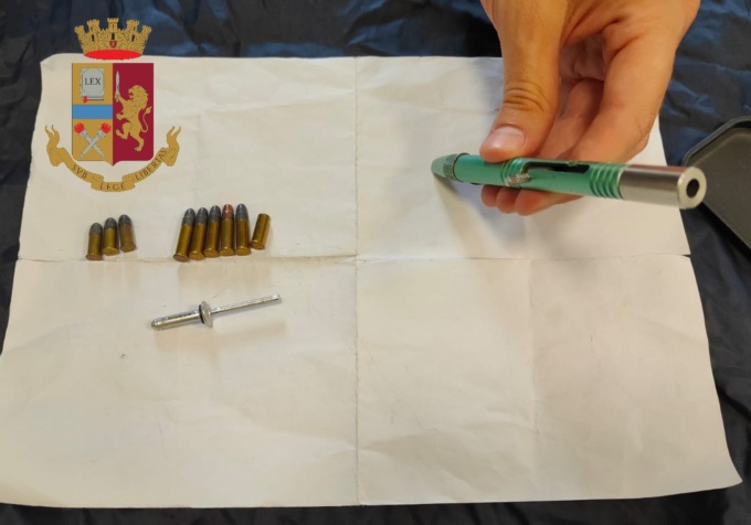 “Penna-pistola” abbandonata sul treno, il capotreno la trova e per sbaglio fa partire un colpo