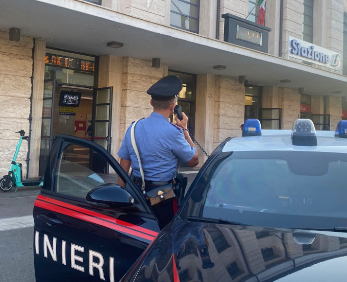 Beccata sul treno senza biglietto: 27enne nigeriana minaccia e strattona il controllore