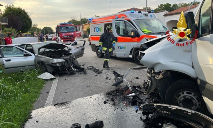 Tremendo frontale tra auto e furgone a Tribano, due feriti: anziano intrappolato tra le lamiere