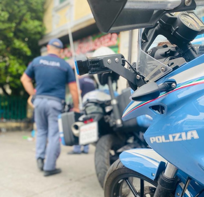 Aggrediscono la titolare del ristorante e la derubano: poi vanno al negozio del marito, lo minacciano con una pistola e gli portano via 2mila euro