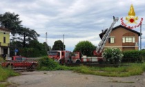 Danni da maltempo, il tetto della casa cantoniera messo in sicurezza e l'albero caduto a Brugine