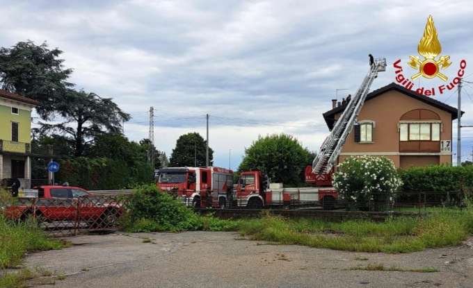 Danni da maltempo, il tetto della casa cantoniera messo in sicurezza e l’albero caduto a Brugine