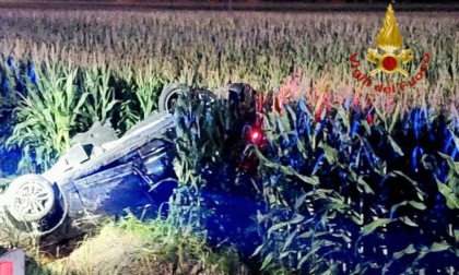 Tremendo frontale tra due auto a Correzzola, una si rovescia nel campo: tre feriti