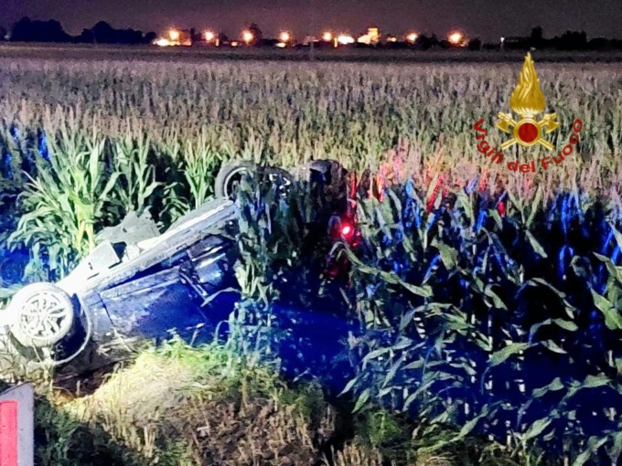 Tremendo frontale tra due auto a Correzzola, una si rovescia nel campo: tre feriti