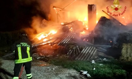 Inferno di fuoco nel fienile dell'azienda agricola a Gazzo: crollano il tetto e parte dei muri