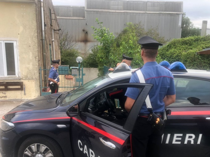 Accoltella alla gola il convivente e lo uccide: fermato un 25enne gambiano
