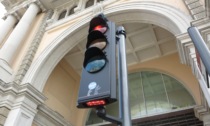 Pedoni distratti dallo smartphone? A Padova il primo semaforo che "illumina la via"
