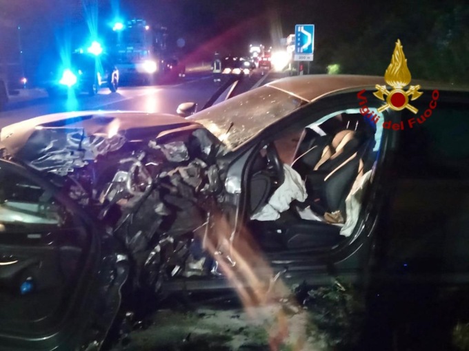 Cittadella, l’ambulanza della croce rossa era di passaggio e li ha soccorsi dopo il terribile scontro: uno degli automobilisti purtroppo è morto
