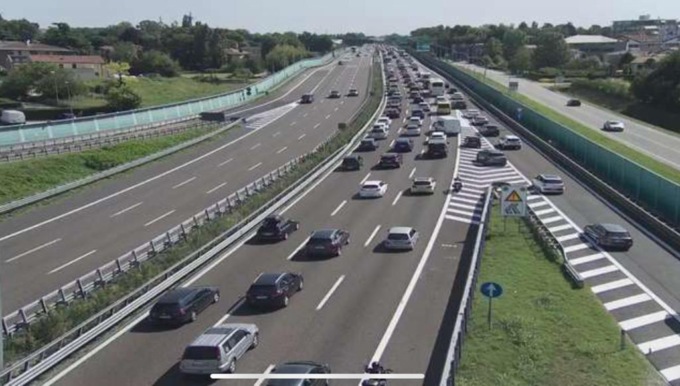 Esodo di Ferragosto: traffico intenso, incidenti e code in A4