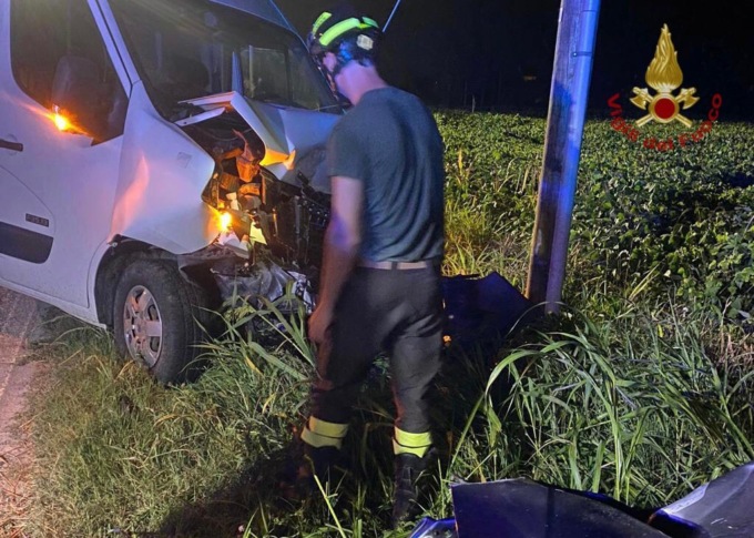 Perde il controllo dell’auto e finisce contro una macchina in sosta: è stata estratta dalle lamiere