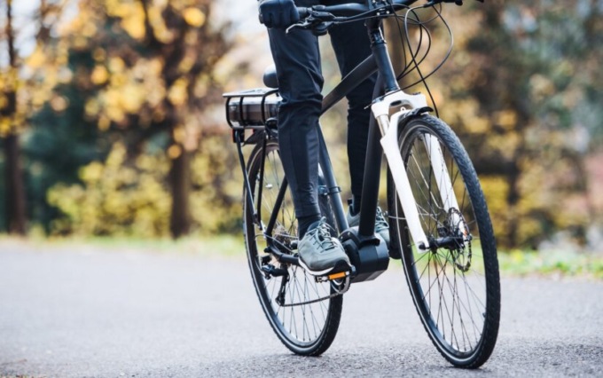 Tampona un operaio in bicicletta, poi fugge via