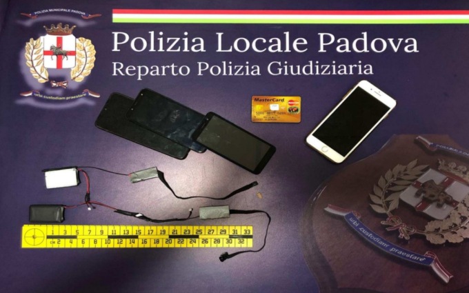 Microcamere e auricolari per superare l’esame della patente, ma stavolta finisce male…