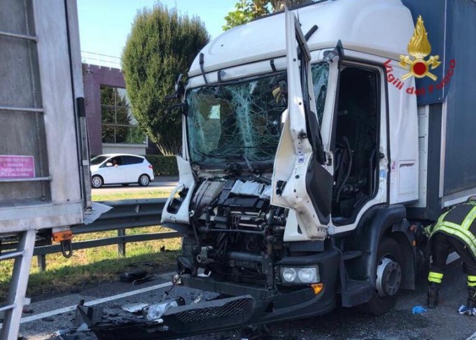 Rubano, incidente tra due mezzi pesanti sulla SS11: un ferito estratto dalle lamiere