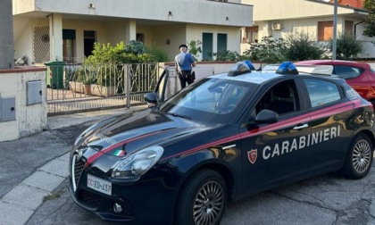 Litiga con l'inquilino del suo appartamento, poi dà fuoco alla casa