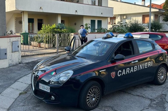 Litiga con l’inquilino del suo appartamento, poi dà fuoco alla casa