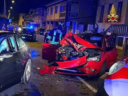 Pontelongo, scontro frontale tra due auto nella notte: tre passeggeri feriti