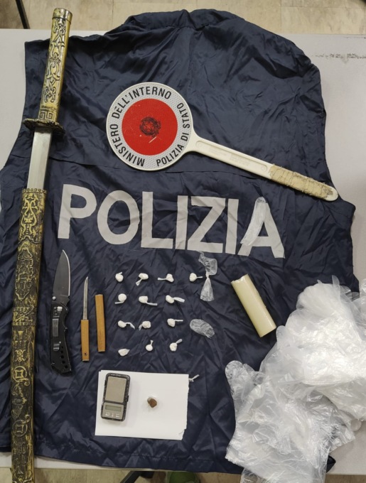 “E’ arrivato il vino bianco, molto buono…”: così il pusher minorenne promuoveva coi clienti la cocaina