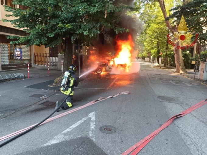 Padova, le foto della Bmw divorata dalle fiamme in via Marco Polo