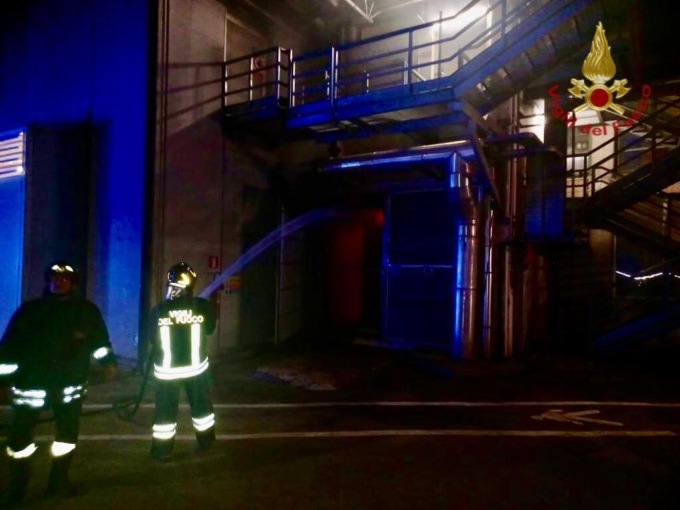 Incendio stanotte alla cartiera di Carmignano di Brenta: a fuoco il trasformatore di una cabina elettrica