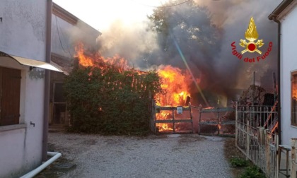 Montagnana, le foto dell'incendio che ha coinvolto una baracca e alcune case