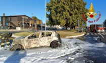 Legnaro, le foto dell'auto che ha preso fuoco dopo il tamponamento sulla Piovese