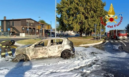 Legnaro, le foto dell'auto che ha preso fuoco dopo il tamponamento sulla Piovese