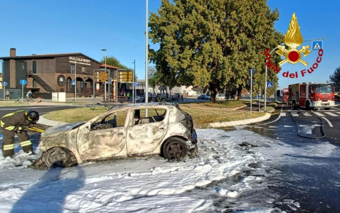 Legnaro, le foto dell’auto che ha preso fuoco dopo il tamponamento sulla Piovese