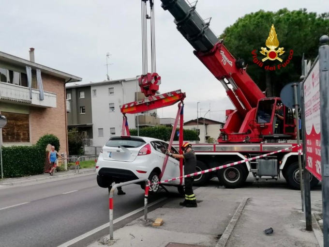Auto piomba sulla pista ciclabile a Vigodarzere, le foto