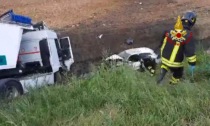 Stanghella, video e foto del pauroso incidente tra camion e auto sull'Adriatica: tre feriti e strada chiusa